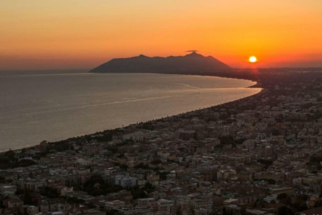 Art Deco City Center Near The Beach! Daire Terracina Dış mekan fotoğraf